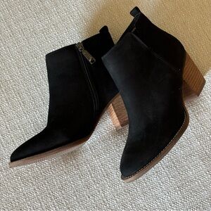Blondo Black suede ankle bootie sz 8 1/2 ~ Worn twice, super comfy padded insole
